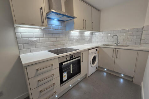 Two bedroom Garden apartment near to seafront.