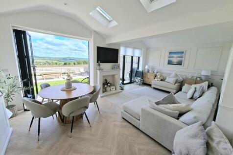 LIVING/FAMILY ROOM