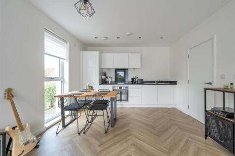Merriam Close, E4