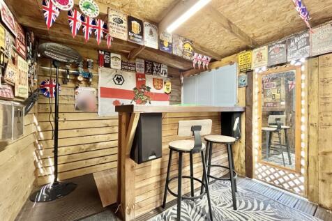 GARDEN ROOM AND BAR