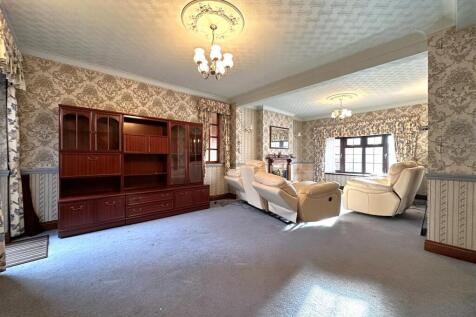Large OPEN-PLAN Living Space 274