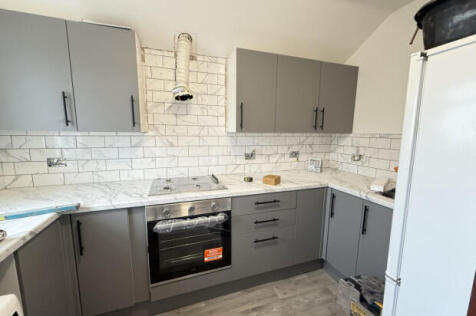 3-bed flat on Whitchurch Road Cardiff, £1,400/mo