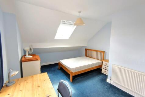 Bright attic double bedroom with a skylight, wo...
