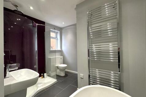 Four-Piece Family Bathroom 670