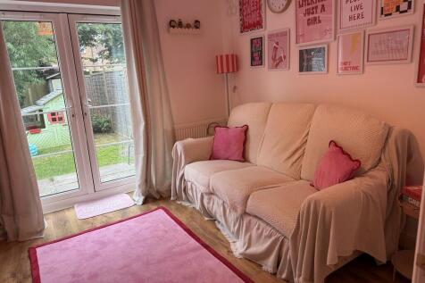 Peregrine Court, Calne photo 3