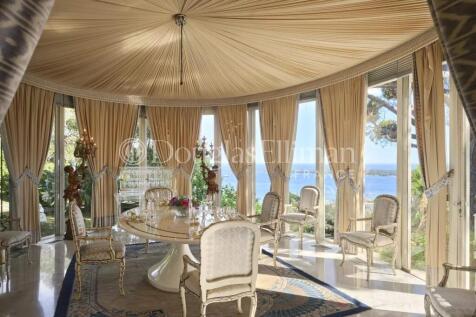 Luxurious dining room with elegant drapery, round 