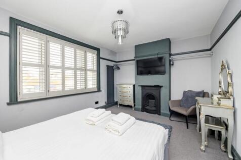 High Street, Bed 1a.JPG