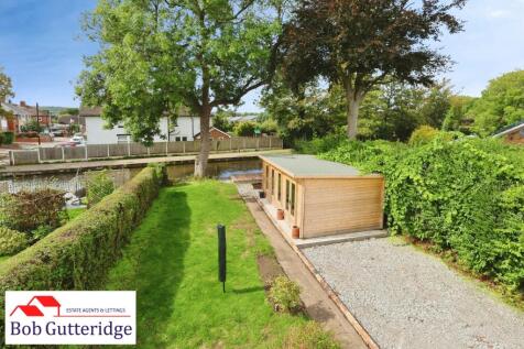 ENCLOSED REAR GARDEN