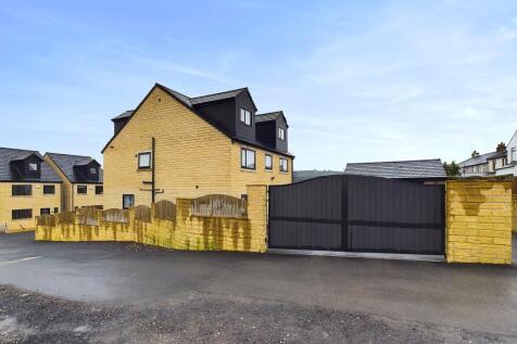 View of the property at the side and electric gate