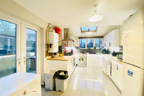 7-bed semi-detached on Derby Grove, Lenton, £3,640/mo