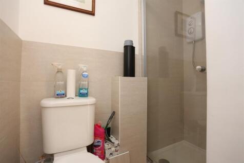 5, 93 Lorna Road Shower.JPG