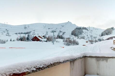 Ski in and out apart