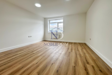SPLIT-LEVEL ONE BEDROOM FLAT IN HOUNSLOW