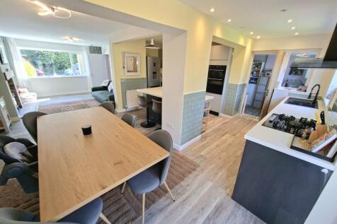 KITCHEN/FAMILY ROOM