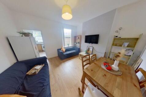 8-Midland-Avenue-Lounge