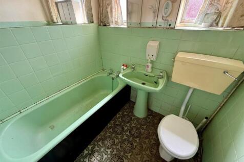 TR14 Bathroom.jpg