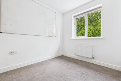 CAM03729G0-PR0113-STILL010