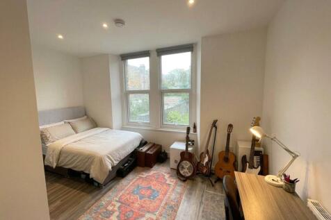 4-bed flat on Clarendon Road (First Floor Flat), Redland, Bristol, BS6, £3,180/mo