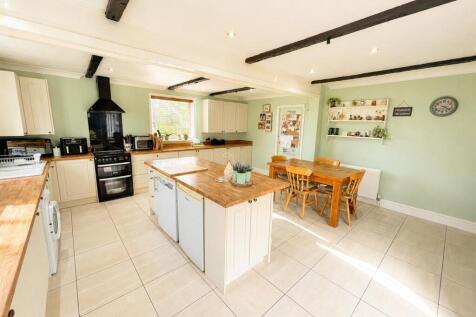Kitchen 2.jpg