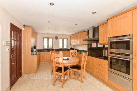 Kitchen/ Breakfast Area