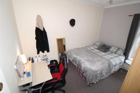 Comfy double bedroom with large desk and gaming...