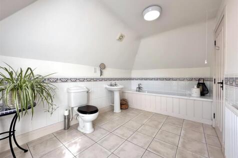 Second Floor Bathroom 082