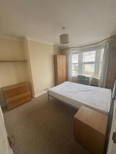 Bright, spacious room with study area and stora...