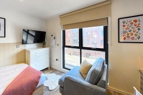 Silver Highgrove- Studio 14 |Verney St photo 2