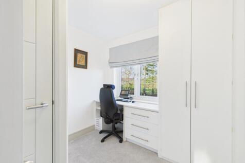 CAM04201G0-PR0122-STILL023