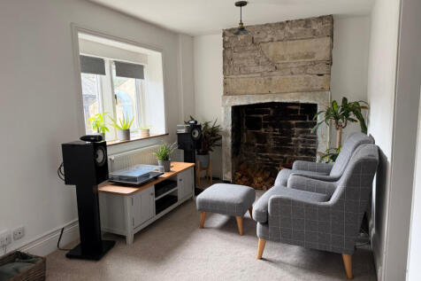 Sitting/dining room
