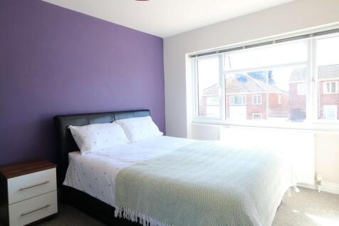 56 Hill View Crescent Room 4.JPG