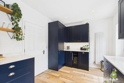 EweMove Basingstoke Estate Agents 21 Gaiger Avenue