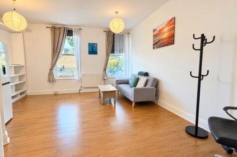 1-bed flat on Bird in Bush Road, £1,348/mo