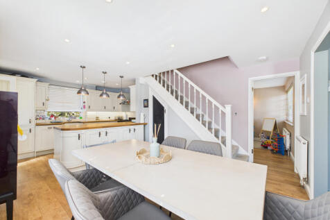 CAM02909G0-PR0400-STILL007