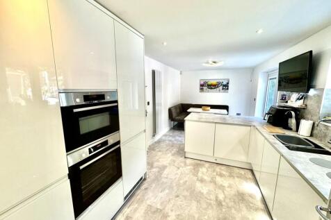 Fully Fitted Kitchen