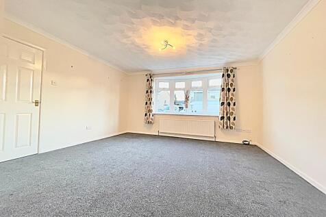 **DOUBLE LENGTH GARAGE**Brixham Close Bedford MK40 photo 4