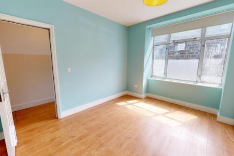 Three bedroom ground floor flat in Norbury photo 4