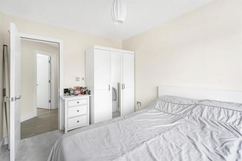 2 bed, 1 bath Flat in london - Photo 8