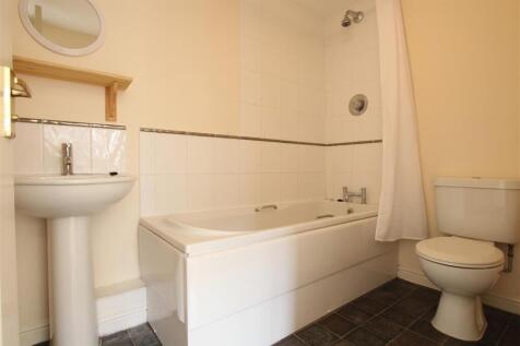 EN-SUITE BATHROOM