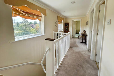 Modern Detached 4 Bedroom Property