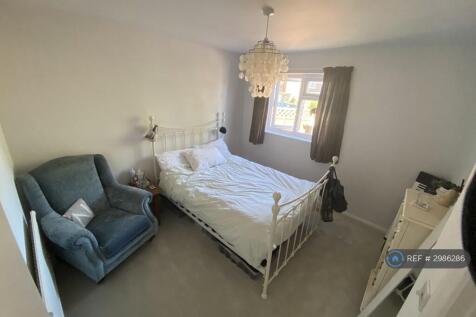 Marshalls Close, Epsom, KT19 photo 4