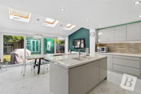 Kitchen / Dining