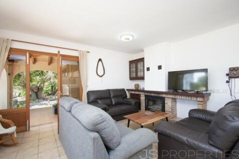 SPECTACULAR VILLA WITH LARGE TERRAIN