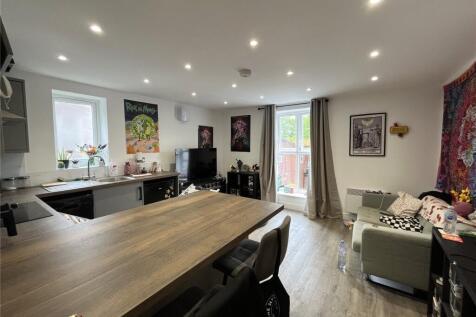 10 bed, 7 bath Apartment in Manchester - Photo 5