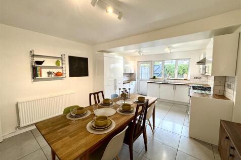 OPEN PLAN KITCHEN/DINING ROOM