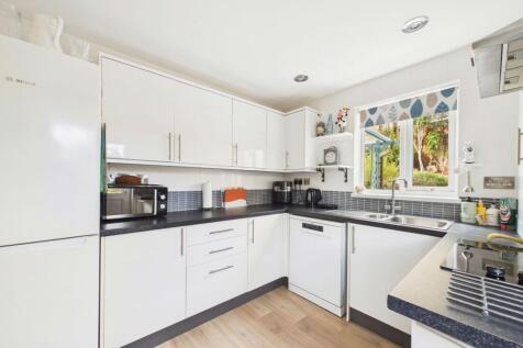 Bright Contemporary Fitted Kitchen