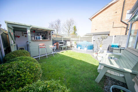 Private garden &amp; bar