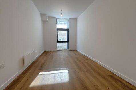 Lakeside Close, Staines-upon-Thames, Surrey, TW18 photo 4