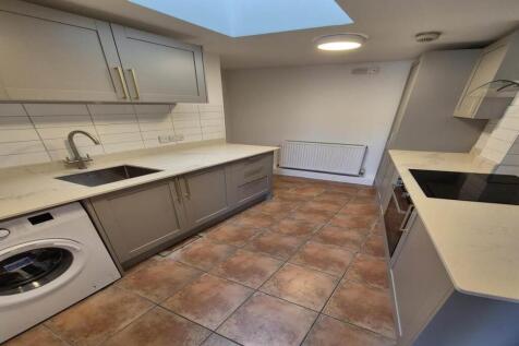 4 Myrtle Mews kitchen.jpg