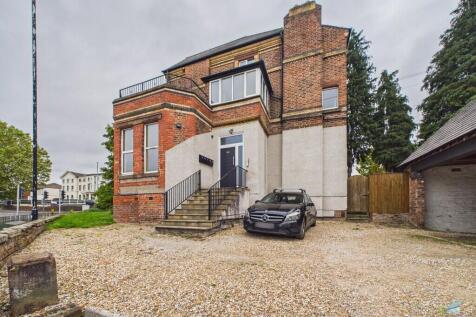 1-bed flat on Old Chester Road, Birkenhead, £750/mo